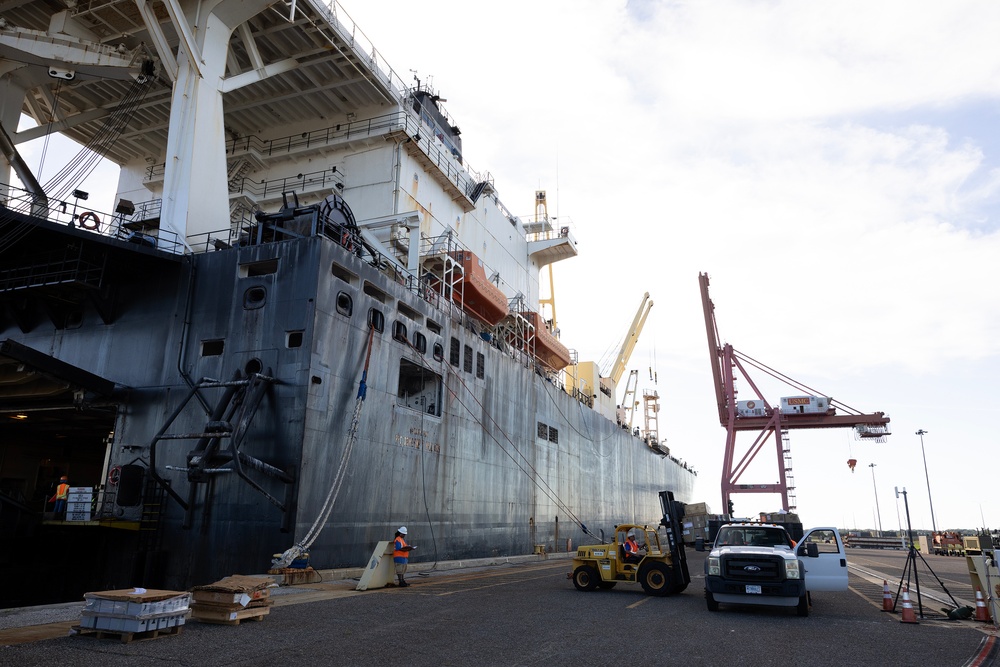 Ship to Shore: Blount Island Command Offloads Gear from USNS Williams