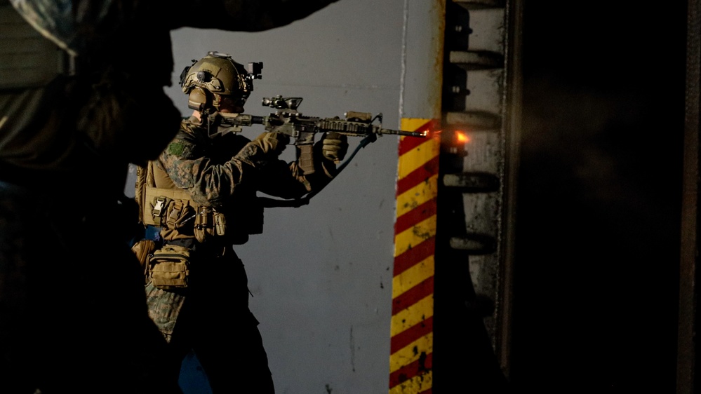 31st MEU | BLT 1/7 conducts night live-fire deck shoot