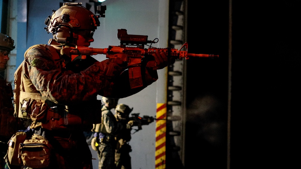 31st MEU | BLT 1/7 conducts night live-fire deck shoot