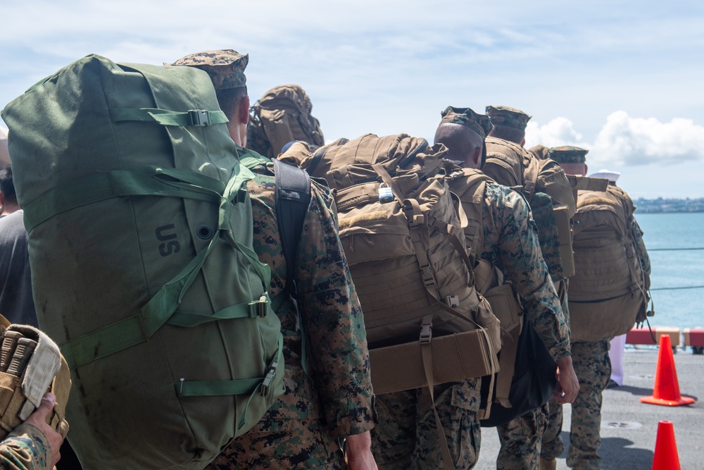 31st Marine Expeditionary Unit Conducts Offload aboard USS America (LHA 6)