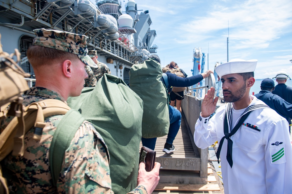 31st Marine Expeditionary Unit Conducts Offload aboard USS America (LHA 6)
