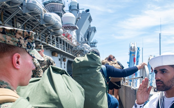 31st Marine Expeditionary Unit Conducts Offload aboard USS America (LHA 6)