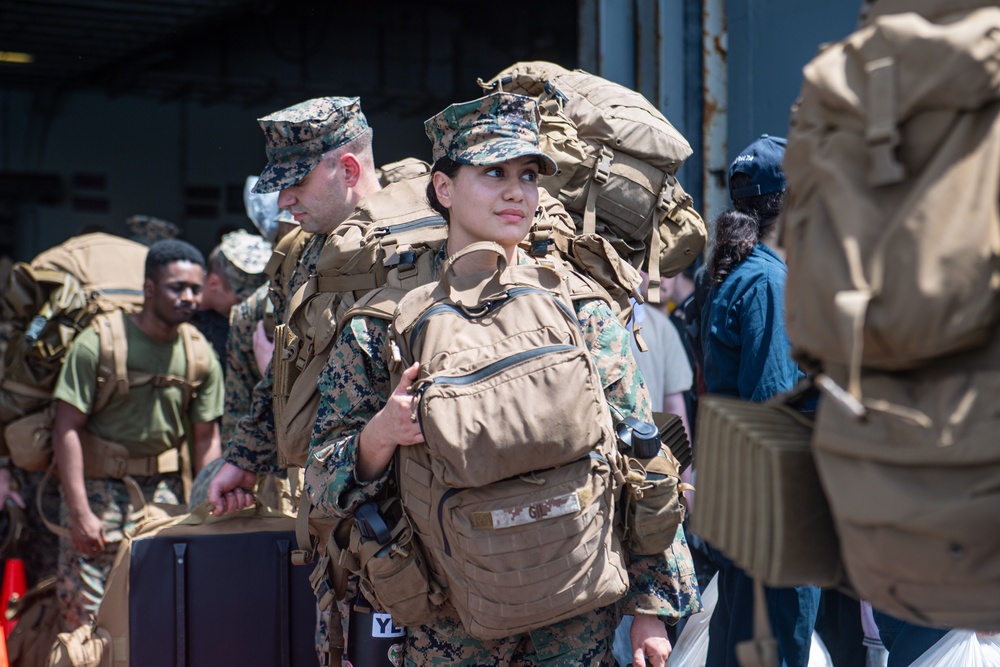 31st Marine Expeditionary Unit Conducts Offload aboard USS America (LHA 6)