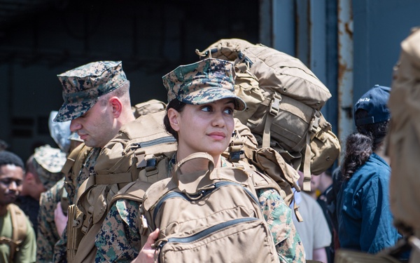 31st Marine Expeditionary Unit Conducts Offload aboard USS America (LHA 6)