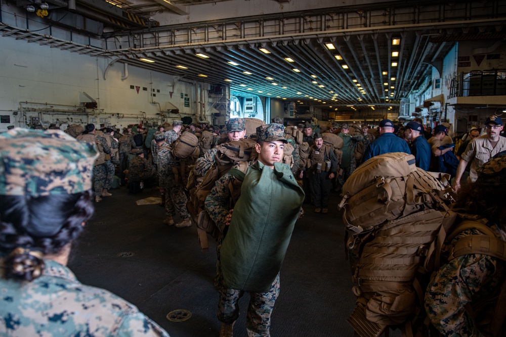 31st Marine Expeditionary Unit Conducts Offload aboard USS America (LHA 6)