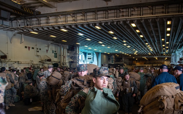 31st Marine Expeditionary Unit Conducts Offload aboard USS America (LHA 6)