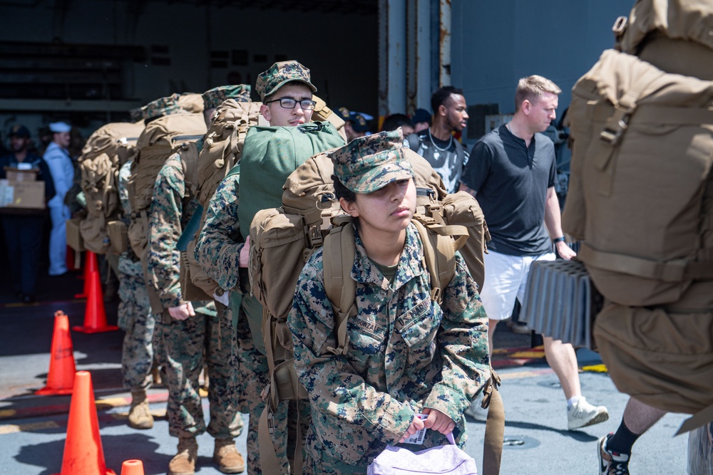 31st Marine Expeditionary Unit Conducts Offload aboard USS America (LHA 6)