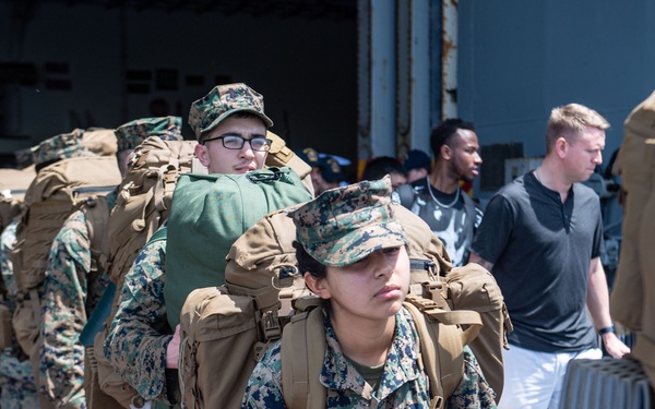 31st Marine Expeditionary Unit Conducts Offload aboard USS America (LHA 6)