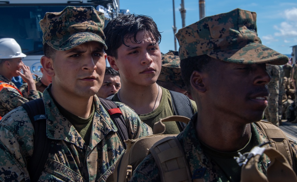 31st Marine Expeditionary Unit Conducts Offload aboard USS America (LHA 6)