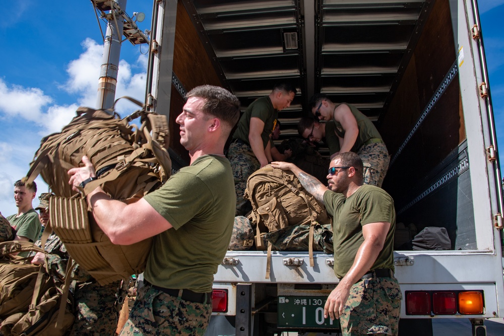 31st Marine Expeditionary Unit Conducts Offload aboard USS America (LHA 6)