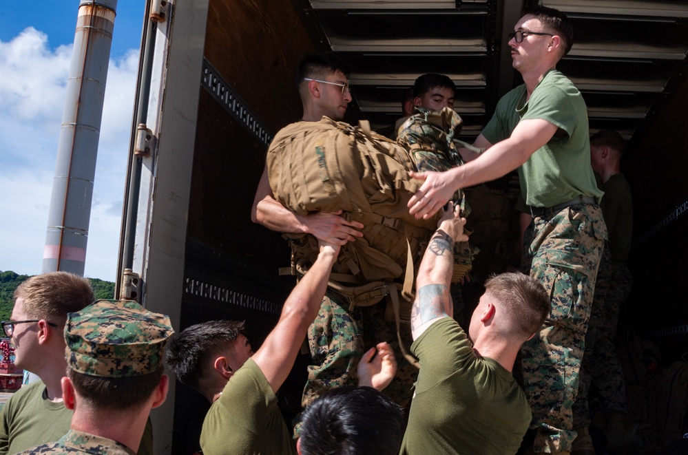 31st Marine Expeditionary Unit Conducts Offload aboard USS America (LHA 6)