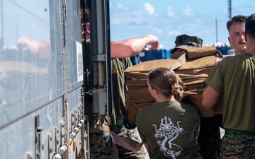 31st Marine Expeditionary Unit Conducts Offload aboard USS America (LHA 6)