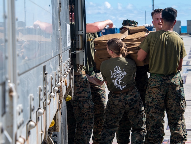 31st Marine Expeditionary Unit Conducts Offload aboard USS America (LHA 6)