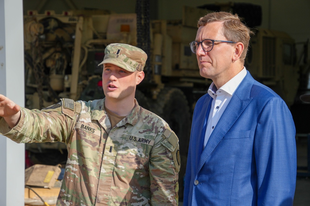 Estonia Prime Minister Visits Camp Reedo