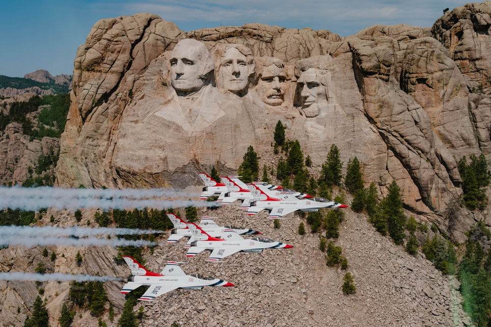 Thunderbirds Perform Photo Chase over Mt. Rushmore