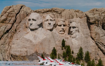 Thunderbirds Perform Photo Chase over Mt. Rushmore