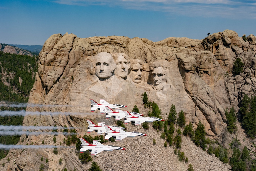 Thunderbirds Perform Photo Chase over Mt. Rushmore