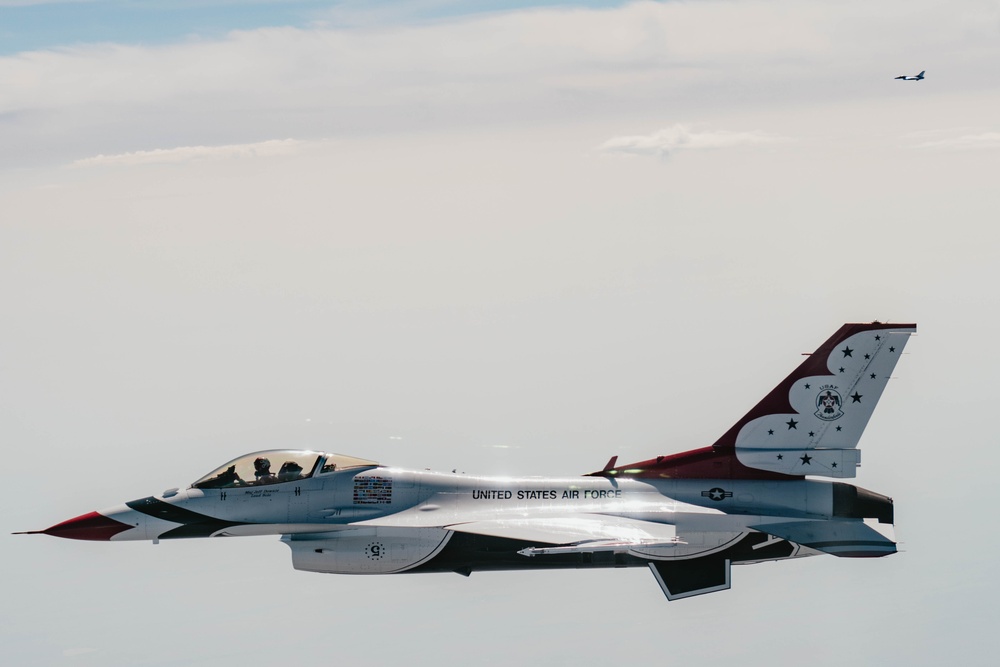 Thunderbirds Perform Photo Chase over Mt. Rushmore