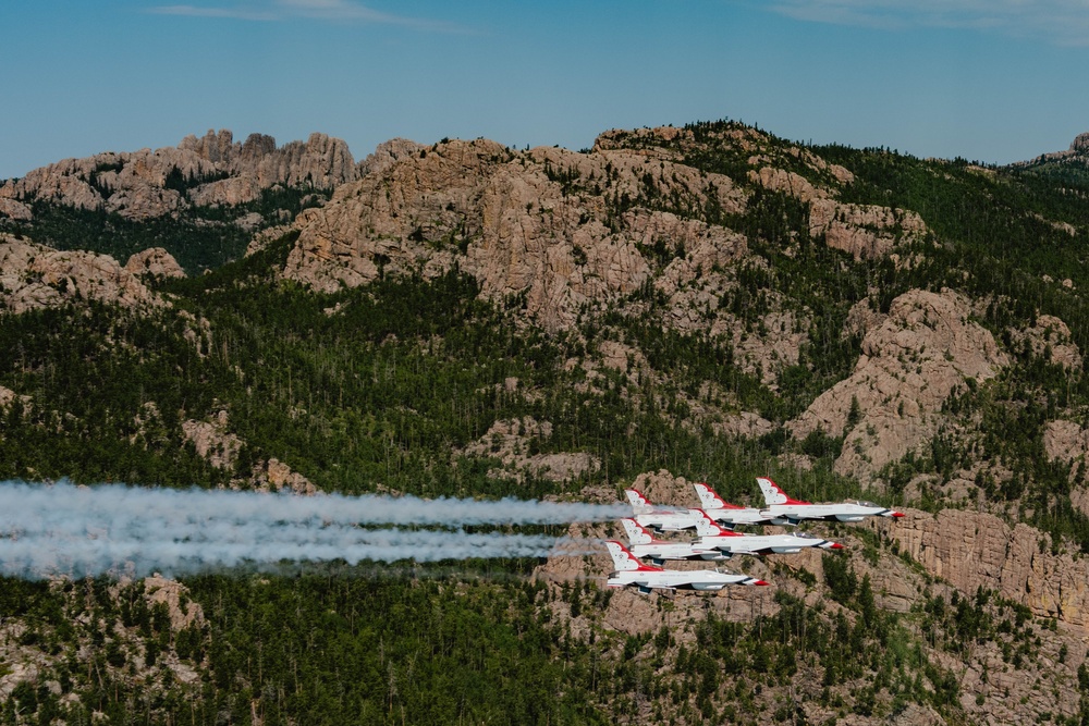 Thunderbirds Perform Photo Chase over Mt. Rushmore