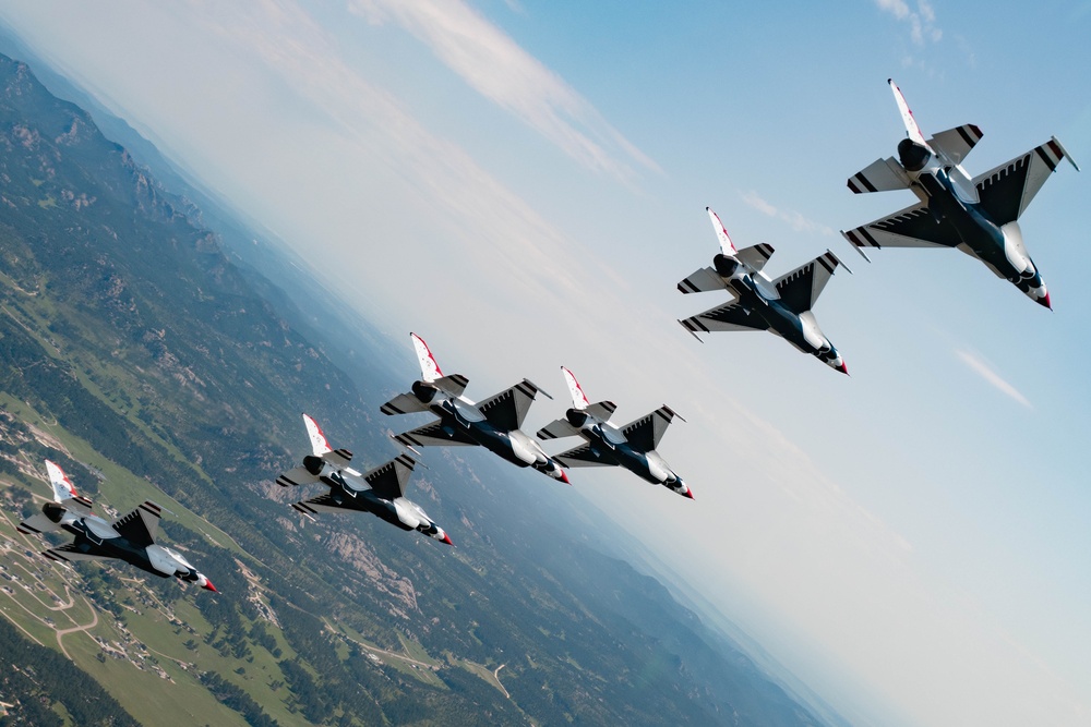 Thunderbirds Perform Photo Chase over Mt. Rushmore