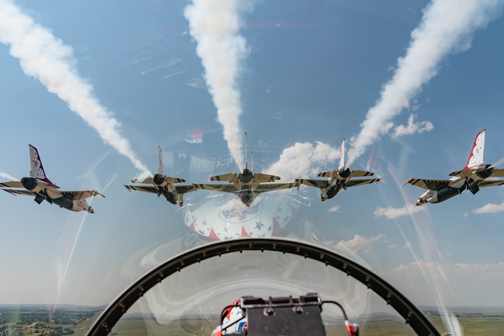 Thunderbirds Perform Photo Chase over Mt. Rushmore