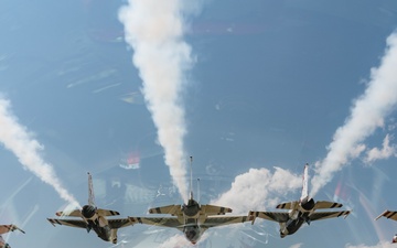 Thunderbirds Perform Photo Chase over Mt. Rushmore