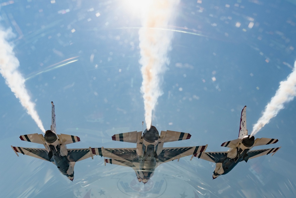 Thunderbirds Perform Photo Chase over Mt. Rushmore