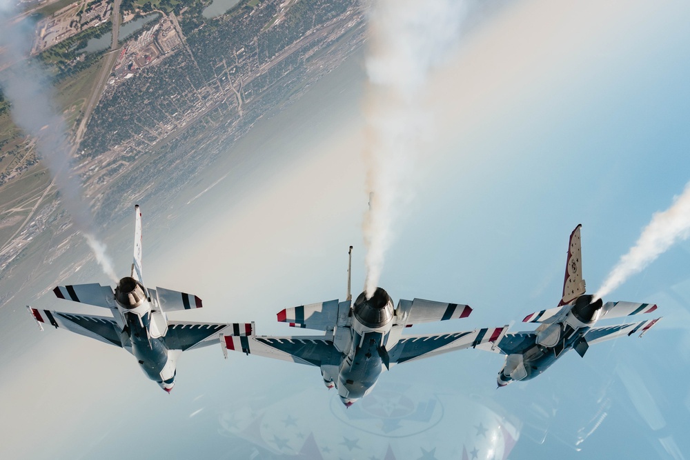 Thunderbirds Perform Photo Chase over Mt. Rushmore