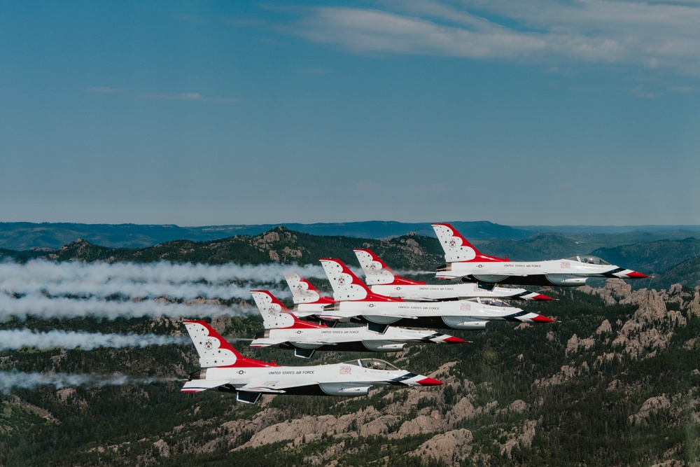 Thunderbirds Perform Photo Chase over Mt. Rushmore