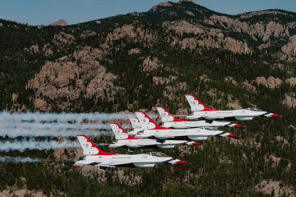 Thunderbirds Perform Photo Chase over Mt. Rushmore