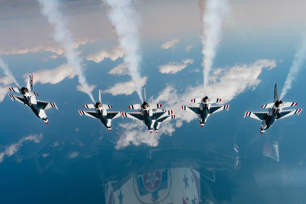 Thunderbirds Perform Photo Chase over Mt. Rushmore
