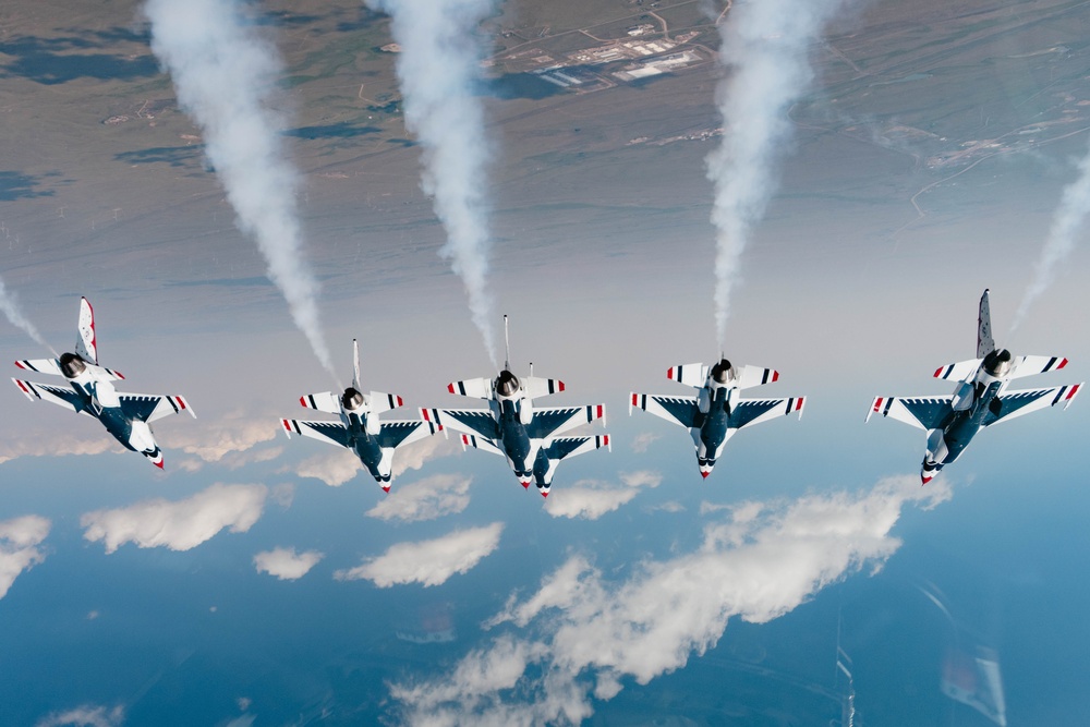 Thunderbirds Perform Photo Chase over Mt. Rushmore