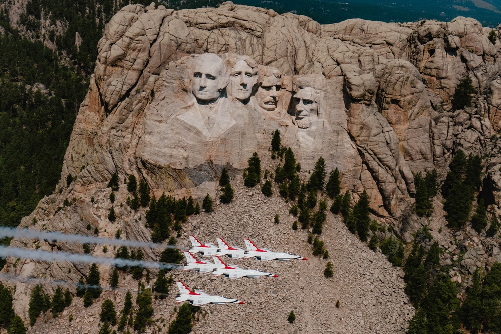 Thunderbirds Perform Photo Chase over Mt. Rushmore