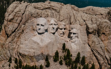 Thunderbirds Perform Photo Chase over Mt. Rushmore