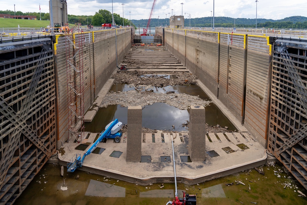 Markland lock chamber de-watered for maintenance