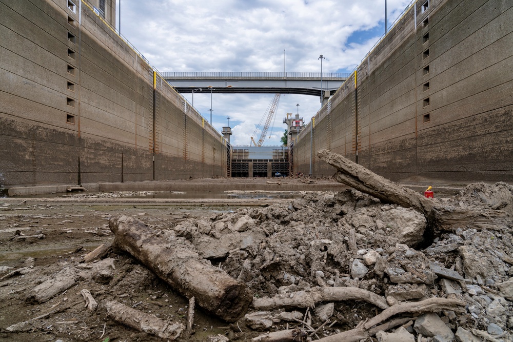 Markland lock chamber de-watered for maintenance