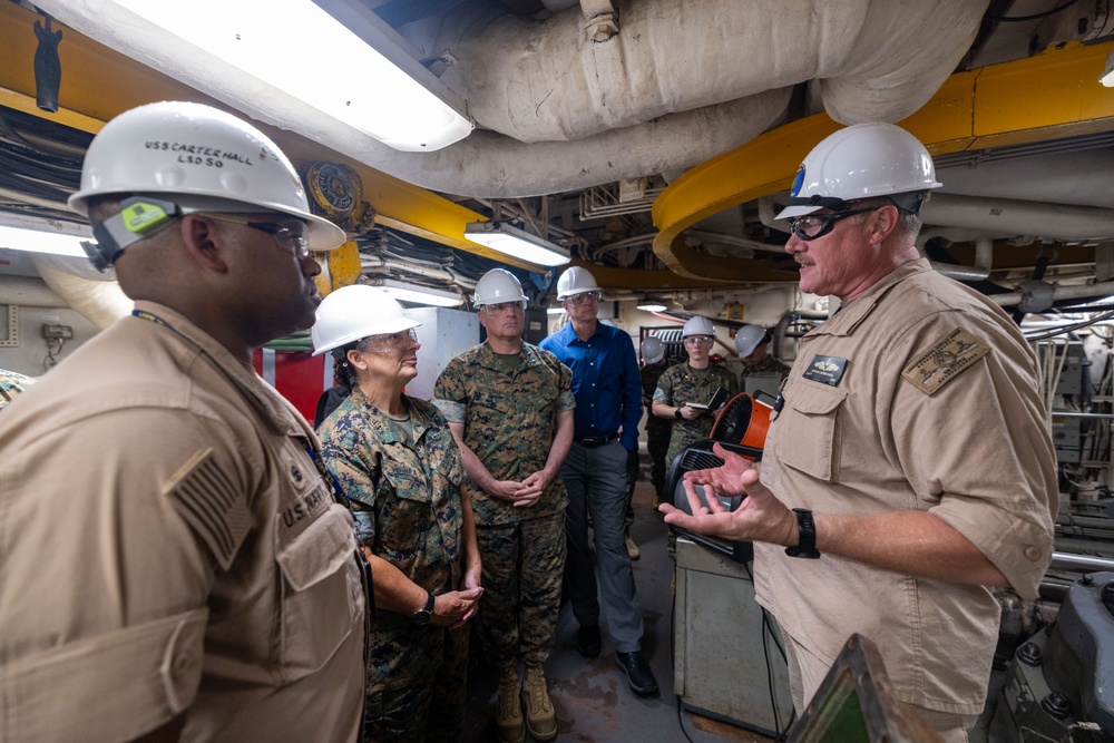 MARFORCOM Commander visits USS CARTER HALL
