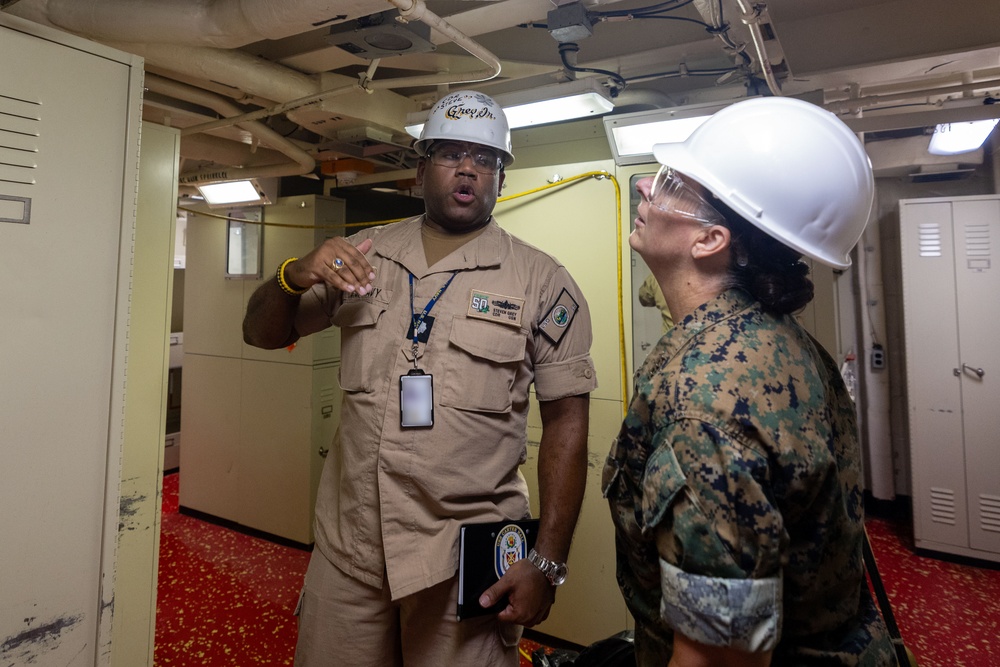MARFORCOM Commander visits USS CARTER HALL