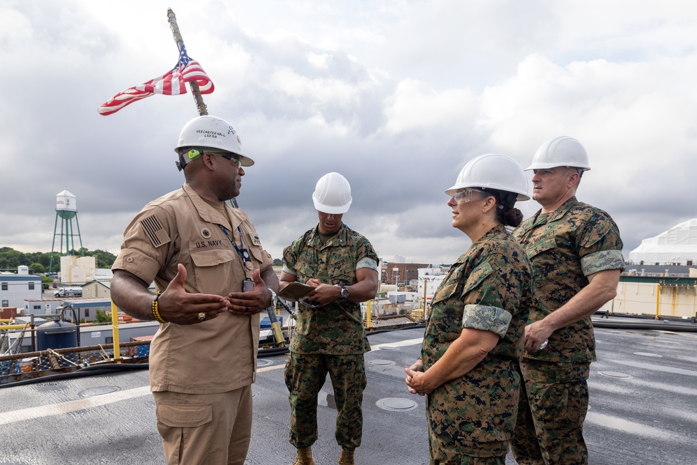MARFORCOM Commander visits USS CARTER HALL