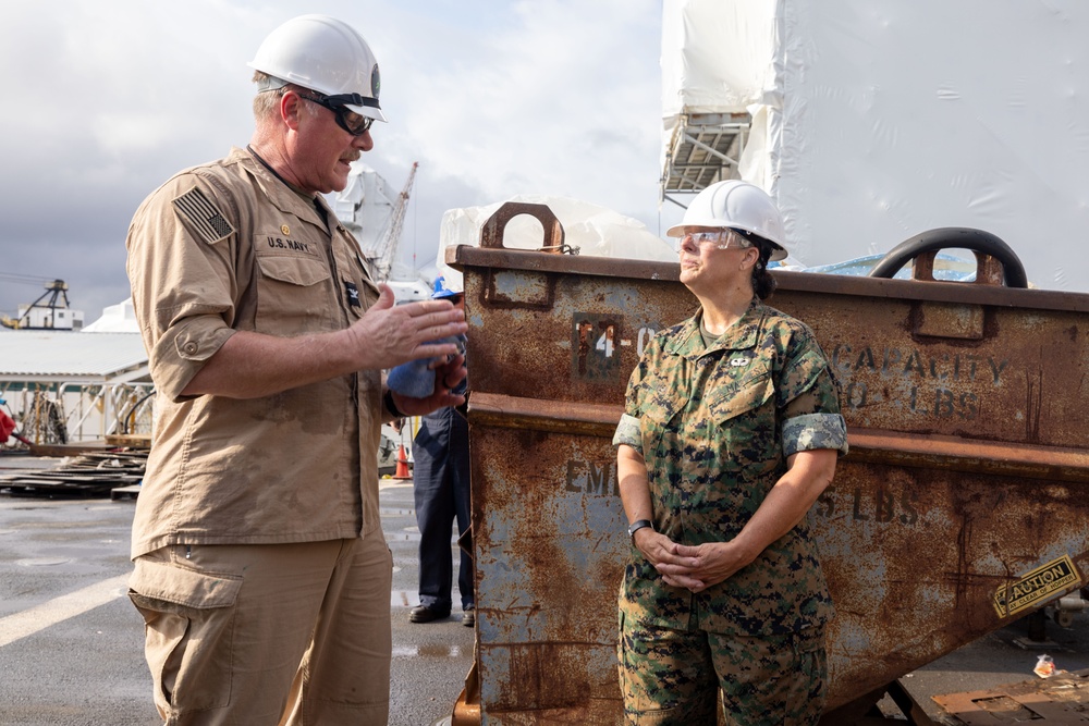 MARFORCOM Commander visits USS CARTER HALL