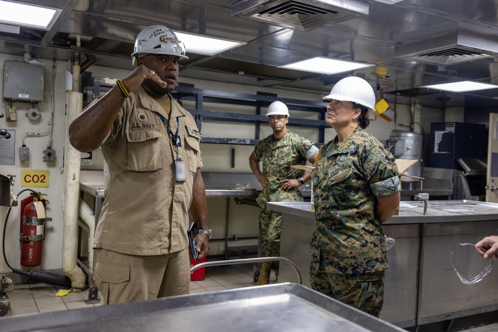 MARFORCOM Commander visits USS CARTER HALL