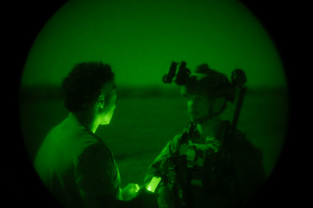 U.S. Air Commandos conduct simulated rescue mission