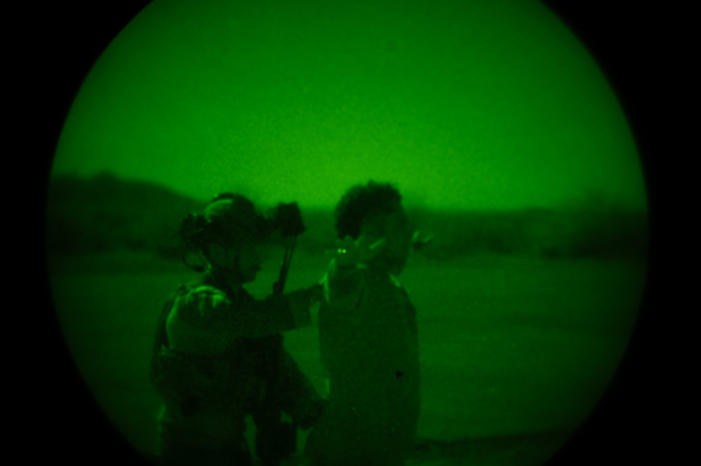U.S. Air Commandos conduct simulated rescue mission