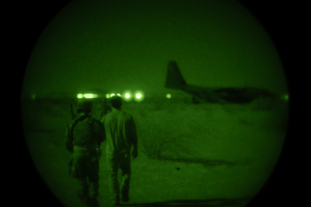 U.S. Air Commandos conduct simulated rescue mission