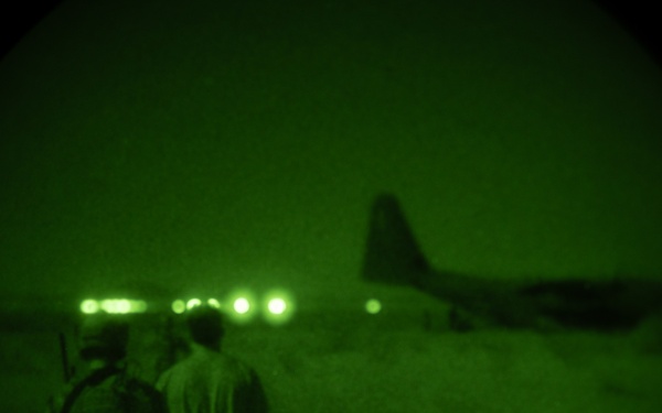 U.S. Air Commandos conduct simulated rescue mission