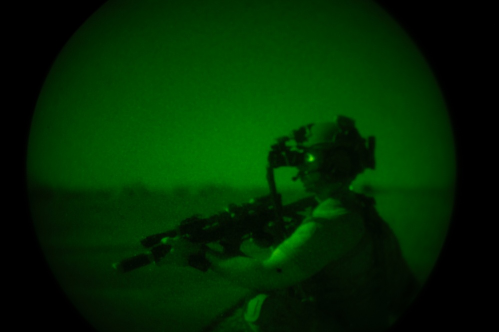 U.S. Air Commandos conduct simulated rescue mission