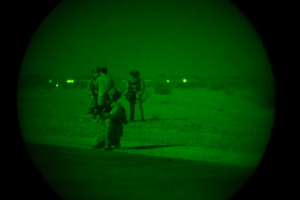 U.S. Air Commandos conduct simulated rescue mission