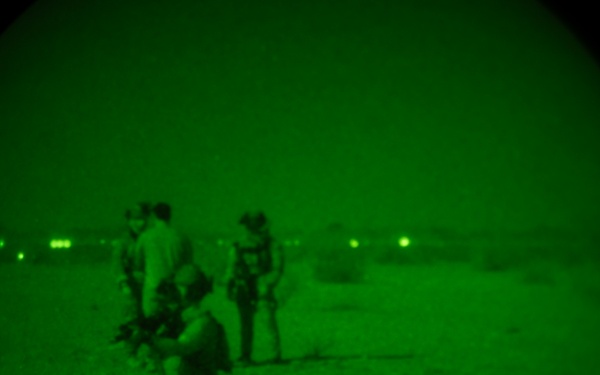 U.S. Air Commandos conduct simulated rescue mission