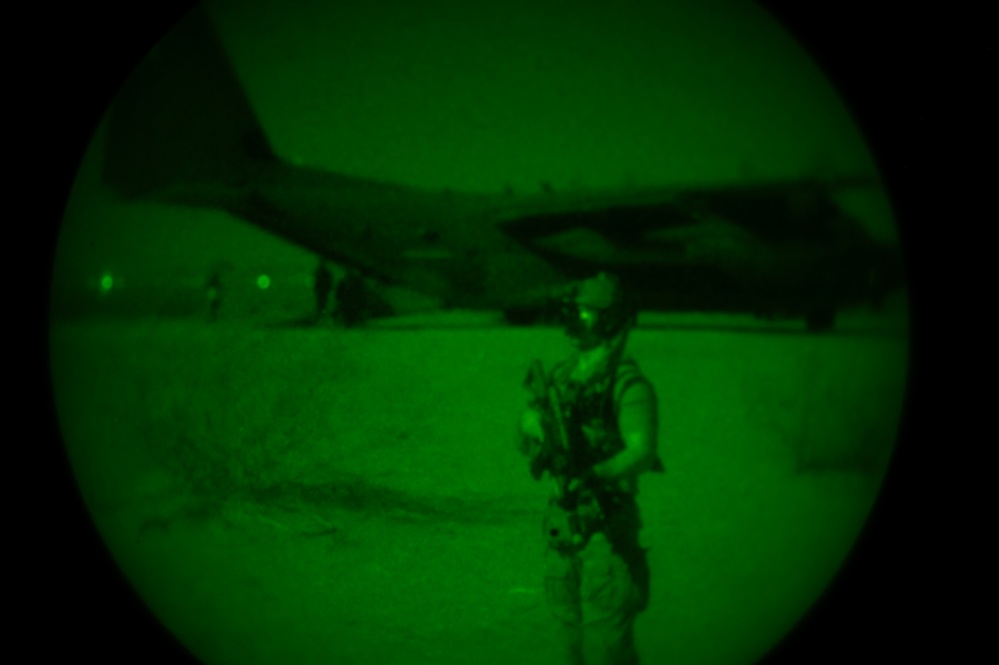 U.S. Air Commandos conduct simulated rescue mission