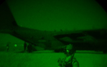 U.S. Air Commandos conduct simulated rescue mission